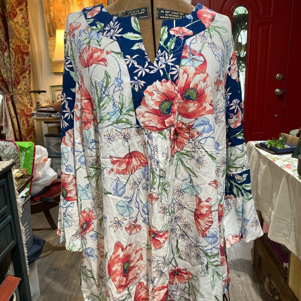 NWOT DR2 floral blouse.